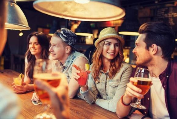 Bạn không được gặp bạn bè của anh ta: Một người đàn ông đang nói dối thường sẽ chọn bạn bè để giới thiệu cho bạn bởi họ biết tình trạng mối quan hệ của anh ta. Đôi khi, bạn thậm chí không được gặp một người bạn nào của người yêu. Nếu người đàn ông đó không muốn bạn gặp cả gia đình của anh ta thì bạn hãy suy nghĩ chín chắn về mối quan hệ của mình.