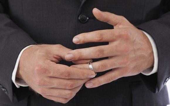 Không bao giờ nhắc đến chuyện kết hôn: Đây có lẽ là dấu hiệu rõ ràng nhất cho thấy bạn đang hẹn hò với một người đàn ông đã lập gia đình. Nếu anh ta không bao giờ nói về việc kết hôn kể cả lúc bạn gợi mở về điều đó thì hãy coi như là một lời cảnh báo.