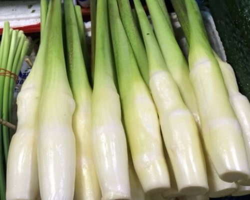 Củ niễng xào trứng: Nguyên liệu: Củ niễng, trứng gà, hạt nêm, bột canh, dầu ăn, hành tím băm, hành hoa.