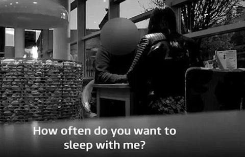 Nữ phóng viên và người chủ nhà ở Anh.