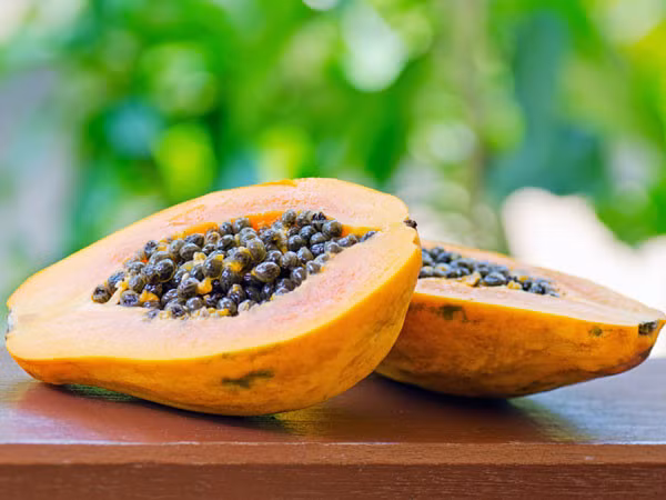 Trộn hỗn hợp đu đủ nghiền nát với đường và sữa chua tiếp đến đắp lên hai bàn tay. Để khoảng chừng 20-30 phút, rửa sạch lại bằng nước ấm.