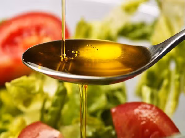 Trộn mật ong và nước ép dưa chuột với nhau, sau đó bạn thoa đều lên chân và tay của mình, sẽ giúp da tay và chân trở nên mịn và mềm mại. Ảnh: Internet.