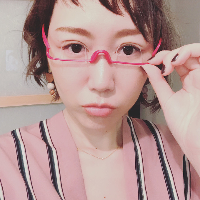 Kính tạo mắt hai mí từng gây sốt vào cuối năm 2017. Theo quảng cáo, người dùng chỉ cần mang kính này 5 - 10 phút mỗi ngày và không cần đến bất kỳ thủ thuật dao kéo nào. Tuy nhiên, cách này chỉ đem đến hiệu quả nhất thời, không cố định nếp mí tạo ra, thậm chí còn ảnh hưởng đến sức khỏe.