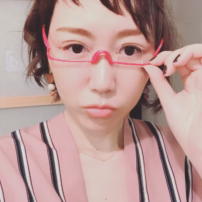 Kính tạo mắt hai mí từng gây sốt vào cuối năm 2017. Theo quảng cáo, người dùng chỉ cần mang kính này 5 - 10 phút mỗi ngày và không cần đến bất kỳ thủ thuật dao kéo nào. Tuy nhiên, cách này chỉ đem đến hiệu quả nhất thời, không cố định nếp mí tạo ra, thậm chí còn ảnh hưởng đến sức khỏe.