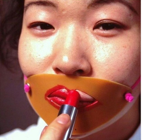 Nhật Bản từng tung ra thị trường chiếc khuôn có hình đôi môi đ hỗ trợ chị em tô son. Theo đó, người dùng chỉ việc tô theo khoảng trống của khuôn là được nhưng hiệu quả của nó không được đánh giá cao.
