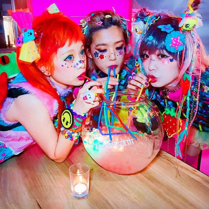 "Decora" là trào lưu làm đẹp với cách ăn mặc sặc sỡ. Tín đồ của xu hướng này sẽ ăn mặc và trang điểm thật màu mè, bắt mắt nhất có thể. Đối với cách trang điểm, phổ biến nhất là dùng các gam màu nổi như hồng, xanh… cho mắt và đính thêm các hạt đá, cườm lên lông mi, mặt.