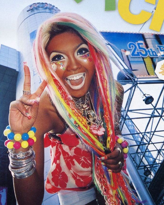 Trang điểm độc đáo kiểu "ganguro" đòi hỏi làn da phải được nhuộm nâu sẫm, tóc màu nổi, mắt và môi thường dùng son màu trắng hoặc bạc.