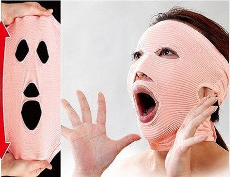Mặt nạ nâng mặt: Với lời quảng cáo giúp làm thon gọn mặt mà không cần động tới dao kéo, mặt nạ V-line từng là trào lưu làm đẹp của Nhật được chị em săn đón. Tuy nhiên, tác dụng của chiếc mặt nạ này không được như lời quảng cáo.