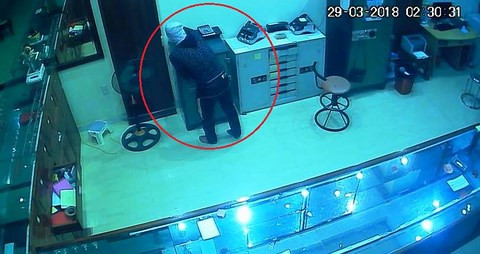 Hình ảnh tên trộm lấy đi nhiều tài sản quý được camera an ninh ghi lại. (Ảnh cắt từ camera an ninh)