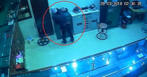 Hình ảnh tên trộm lấy đi nhiều tài sản quý được camera an ninh ghi lại. (Ảnh cắt từ camera an ninh)
