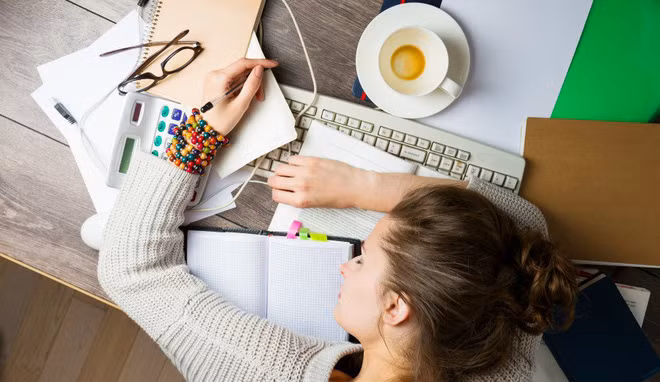 Thường xuyên mất ngủ cũng là dấu hiệu tố cáo hệ miễn dịch gặp trục trặc. Khi ngủ, tất cả các cơ quan trong cơ thể cũng như hệ miễn dịch được nghỉ ngơi, phục hồi, tạo năng lượng cho hoạt động tiếp theo khi bạn thức giấc.