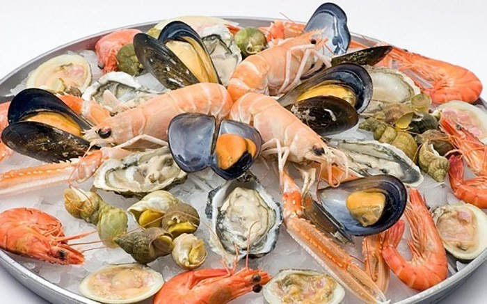 6. Động vật có vỏ: Giàu kẽm, chất cực kỳ quan trọng cho tim, cơ bắp và hệ sinh sản, động vật có vỏ là những thực phẩm cực kỳ tốt cho phái mạnh. Lượng kẽm thấp hơn bình thường có liên quan đến chất lượng tinh trùng kém và vô sinh nam. Lượng hải sản, thịt bò, thịt gà, các loại hạt, mầm rau cung cấp lượng kẽm tốt cho sức khỏe.