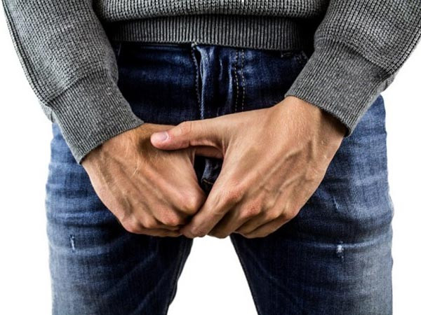 Nam giới có thể bị nhiễm trùng khi làm “chuyện ấy” với người bạn tình bị nhiễm nấm âm đạo. Nếu không được điều trị kịp thời, nhiễm trùng có thể lan sang máu. Theo một báo cáo được công bố trên tạp chí Clinical Microbiology Review, nấm men Candida gây ra 30-35% trong số các trường hợp viêm balan. Có một số phương pháp điều trị nấm men cho nam giới tại nhà mà các quý ông có thể tham khảo.