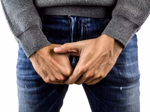 Nam giới có thể bị nhiễm trùng khi làm “chuyện ấy” với người bạn tình bị nhiễm nấm âm đạo. Nếu không được điều trị kịp thời, nhiễm trùng có thể lan sang máu. Theo một báo cáo được công bố trên tạp chí Clinical Microbiology Review, nấm men Candida gây ra 30-35% trong số các trường hợp viêm balan. Có một số phương pháp điều trị nấm men cho nam giới tại nhà mà các quý ông có thể tham khảo.