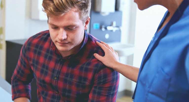 Đàn ông bị nhiễm trùng nấm men có thể áp dụng các biện pháp điều trị tại nhà nếu thấy an toàn và hiệu quả. Tuy nhiên nếu không thấy có tác dụng thì bạn nên đi khám bác sĩ. Bạn cũng nên hạn chế sử dụng biện pháp điều trị tại nhà nếu bạn không chắc chắn về các triệu chứng của mình. Ảnh: Boldsky.