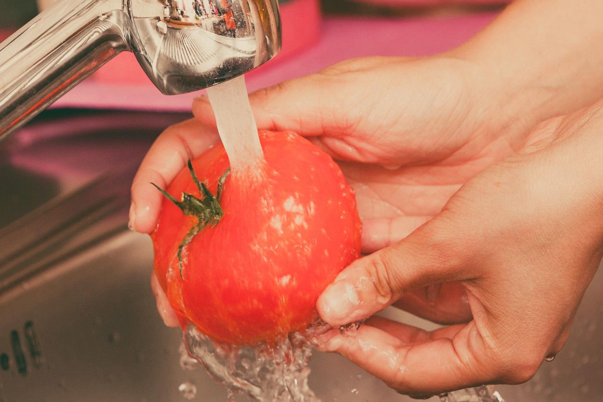 Bạn không thể rửa sạch thuốc trừ sâu từ các sản phẩm thông thường để biến nó thành thực phẩm hữu cơ bởi chất độc đã ngấm vào bên trong.