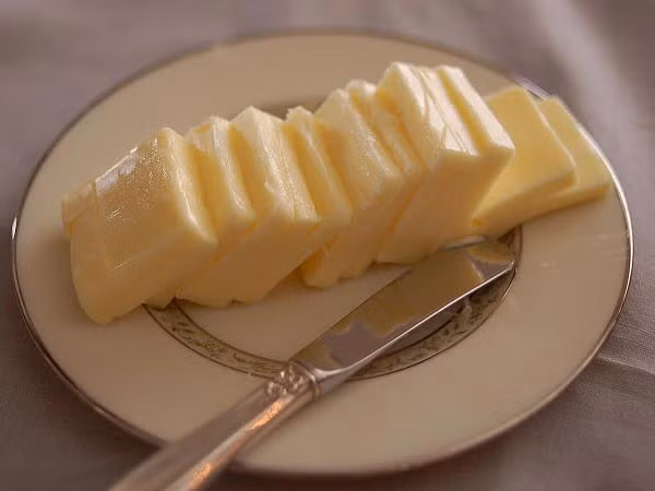 Chúng ta cũng tránh ăn nhiều bơ đã qua chế biến vì nó chứa chất béo chuyển vị và natri làm tăng mức cholesterol và huyết áp cao.