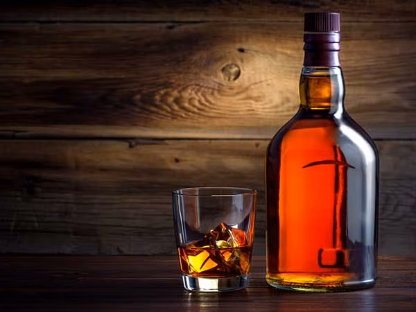 Rượu bia làm tăng nguy cơ phát triển cholesterol xấu, do đó làm tăng huyết áp và các bệnh tim mạch.