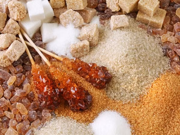 Bạn cũng không nên ăn các sản phẩm hạt tinh chế như bánh mì trắng, mì ống có thể làm tăng cholesterol xấu trong máu và chặn các động mạch.