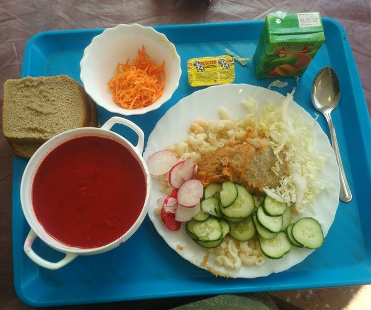 Còn đây là thực đơn ăn trưa của cán bộ địa chính (Nga).