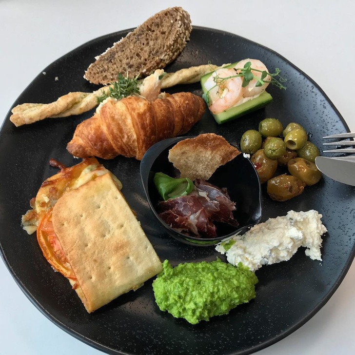 Nhân viên LEGO (Đan Mạch) cũng được ăn trưa tự chọn trong quán ăn của công ty.