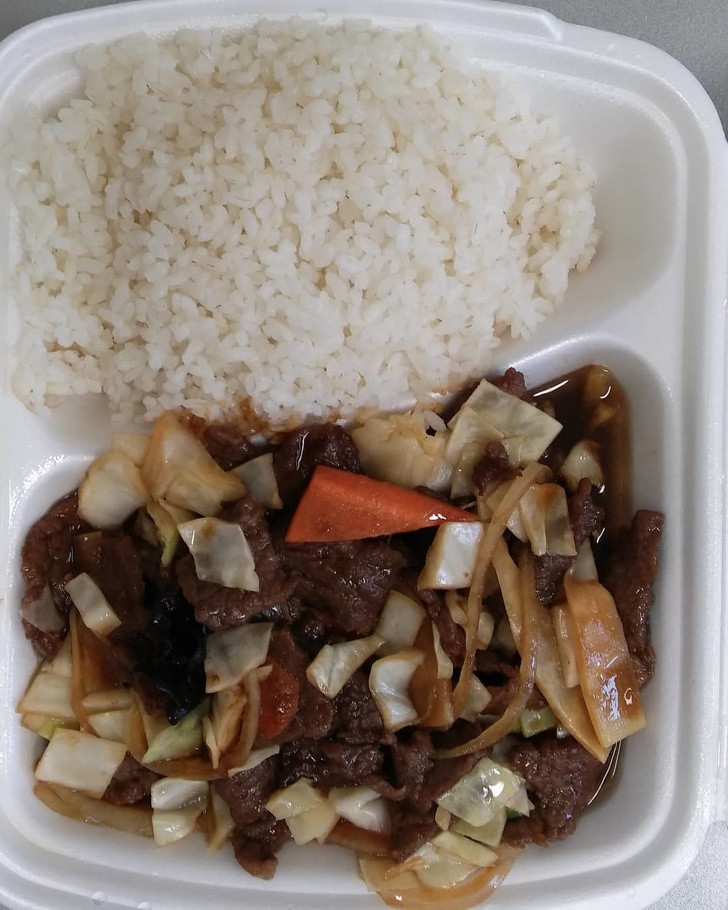 Lính cứu hỏa (Slovakia) thường phải ăn khi đang di chuyển. Một bữa ăn thường bao gồm nhiều cơm với rau và thịt.