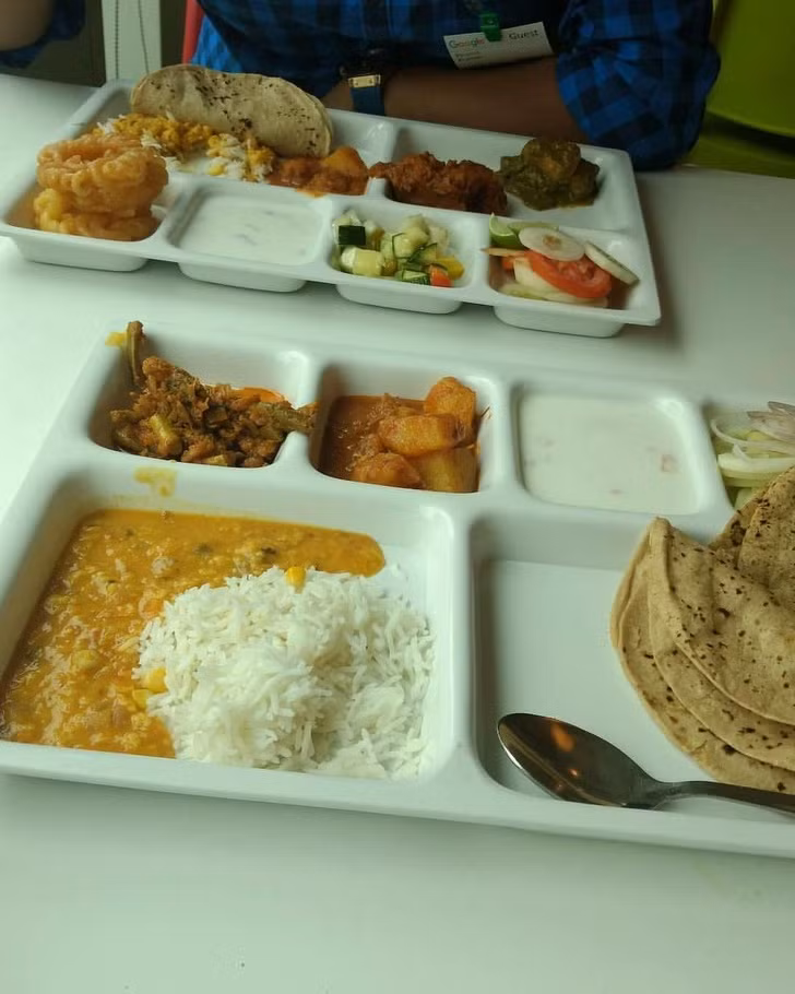 Nhân viên của Google ở Ấn Độ có nhà ăn tự phục vụ cung cấp thực đơn đầy đủ gồm các món ăn châu Âu, Ấn Độ và phương Đông.