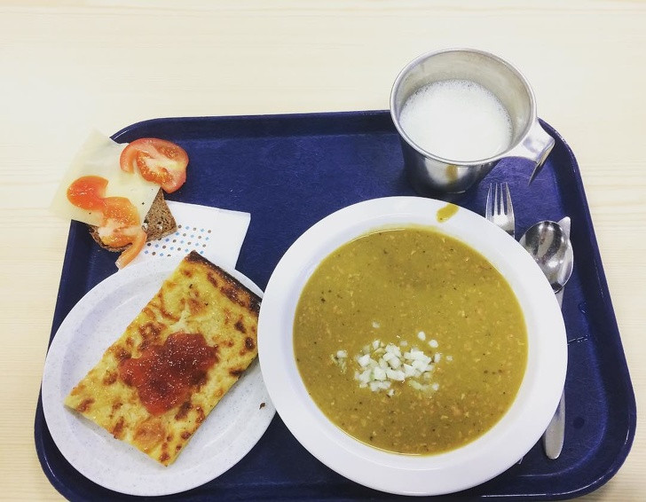 Cán bộ cơ sở hải quân ở Phần Lan có một quán ăn cung cấp bữa trưa tự chọn. Ở đây, các món ăn đơn giản nhưng bổ dưỡng như khoai tây hầm thịt, rau và trái cây, thịt, bơ, bánh ngọt, trà hoặc cà phê.