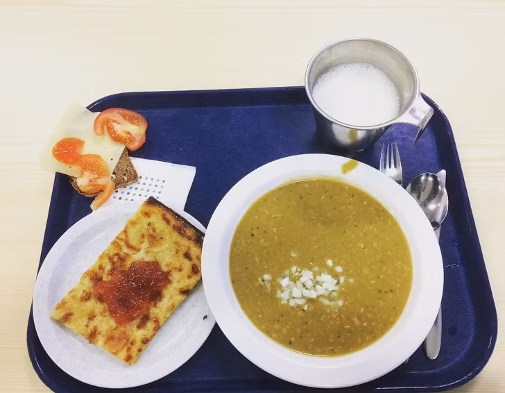 Cán bộ cơ sở hải quân ở Phần Lan có một quán ăn cung cấp bữa trưa tự chọn. Ở đây, các món ăn đơn giản nhưng bổ dưỡng như khoai tây hầm thịt, rau và trái cây, thịt, bơ, bánh ngọt, trà hoặc cà phê.