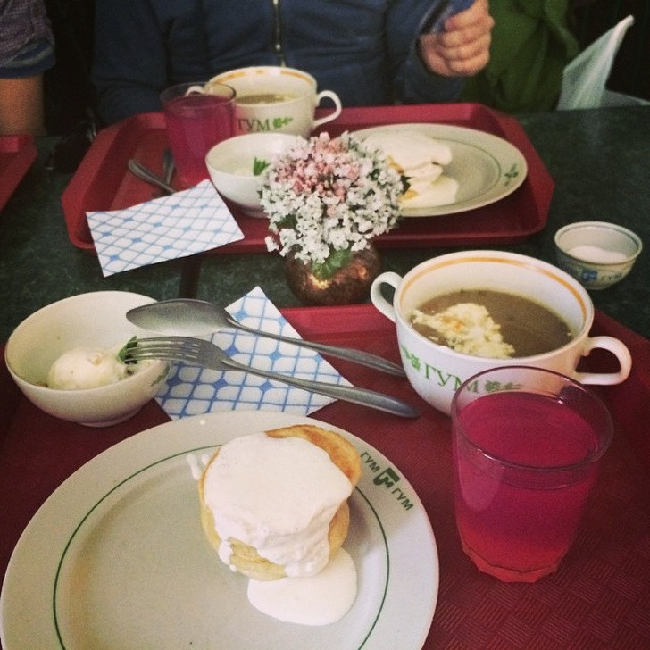 Nhân viên bán hàng ở GUM (Nga) chỉ có thể mua bữa trưa với giá 200 rúp (khoảng hơn 60.000 đồng) tại phòng ăn nằm ở tầng trệt của trung tâm mua sắm.