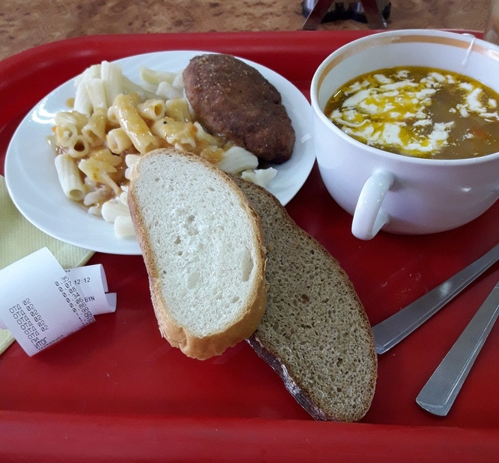  Cơm trưa văn phòng của các công nhân tại nhà máy làm công cụ ở Belarus.