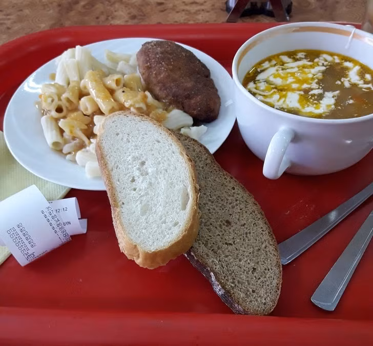  Cơm trưa văn phòng của các công nhân tại nhà máy làm công cụ ở Belarus.