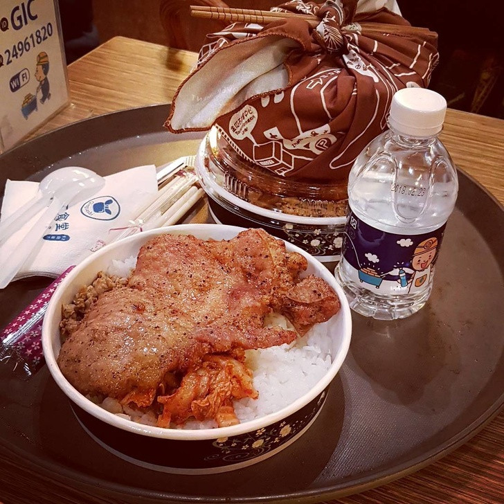 Thợ mỏ Hàn Quốc thường ăn một phần lớn cơm với thịt lợn, nước và sữa làm món tráng miệng.