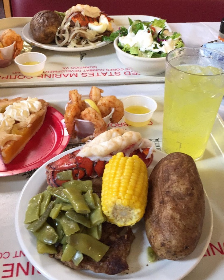 Nhân viên FBI của Mỹ có thực đơn ăn trưa khá phong phú. Họ thường ăn các món ăn giàu protein và carbs: do hoạt động đào tạo, lượng tiêu thụ trung bình hàng ngày là hơn 3.000 calo/người.