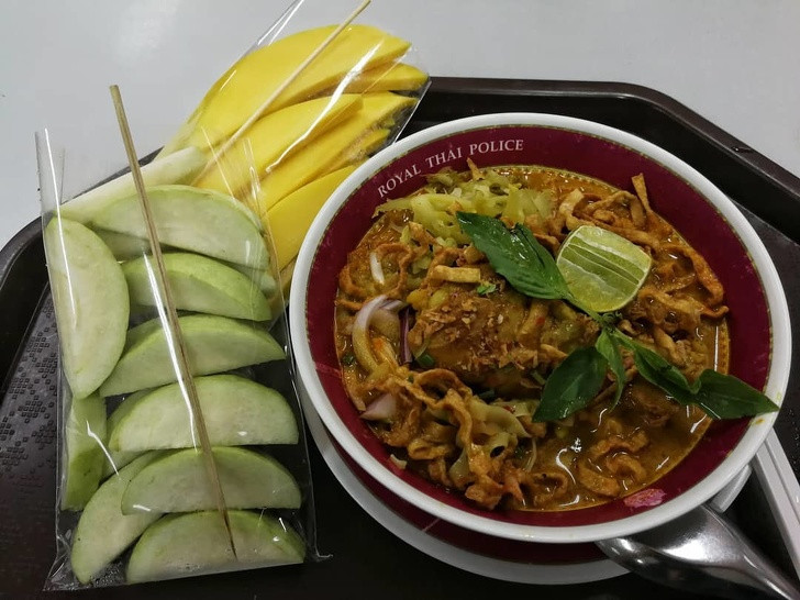 Cảnh sát Thái Lan có bữa trưa khá đơn giản.