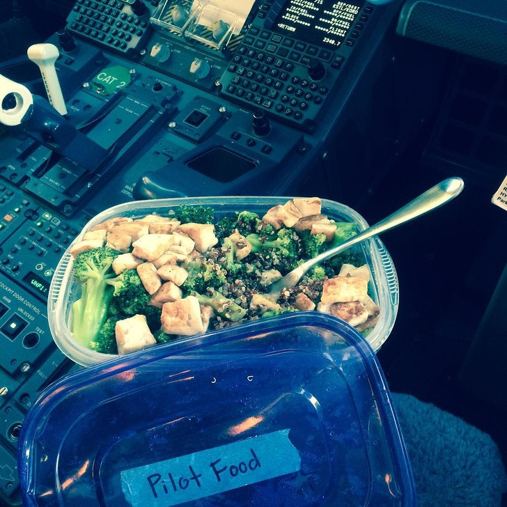 Còn đây là thực đơn ăn trưa của phi công làm việc cho các hãng hàng không giá rẻ (Mỹ).