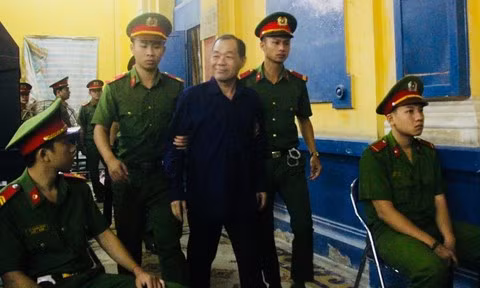 Trầm Bê đến tòa hôm nay, vẫn cười như 3 ngày trước.