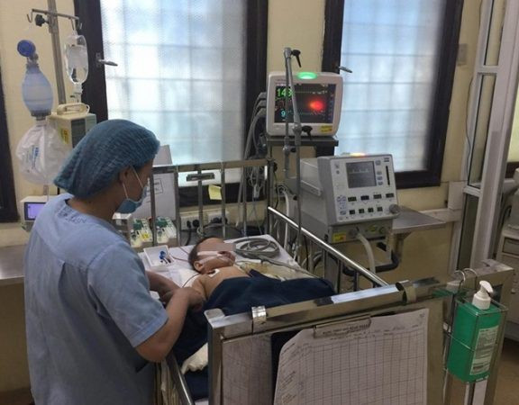 Bệnh nhi vẫn đang phải thở máy, tiếp tục theo dõi tại khoa Hồi sức Ngoại.