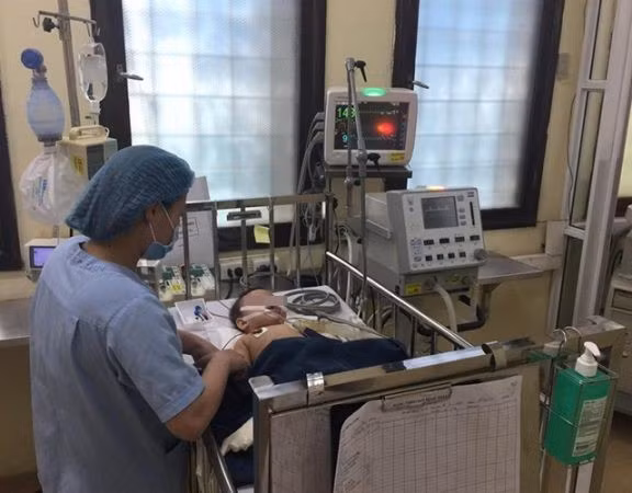 Bệnh nhi vẫn đang phải thở máy, tiếp tục theo dõi tại khoa Hồi sức Ngoại.