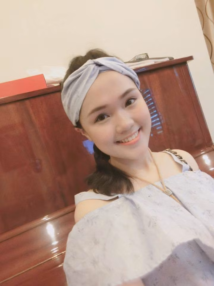 Quỳnh Anh khá chuộng những trang phục có màu sắc nhẹ nhàng.