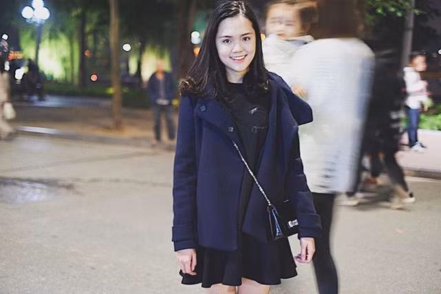 Khi đi chơi, bạn gái cầu thủ Duy Mạnh thường chọn những trang phục đơn giản và dễ thương.