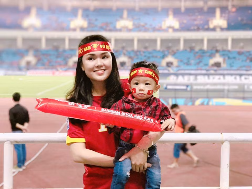 Quỳnh Anh thường mặc áo phông thể thao đến cổ vũ bạn trai Duy Mạnh trong các trận đấu dưới màu áo đội tuyển quốc gia.