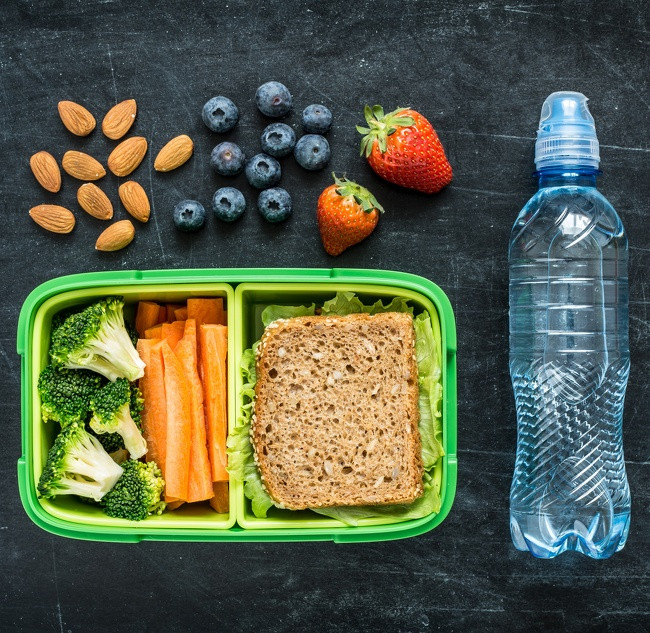 Để “lành mạnh hóa” bữa ăn vặt của mình, mỗi khi đi ra ngoài bạn nên mang theo đồ ăn vặt bạn chuẩn bị sẵn ở nhà.