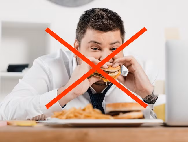 Không ăn vặt ở bàn làm việc bởi điều này khiến bạn không thể kiểm soát lượng thức ăn nạp vào cơ thể.