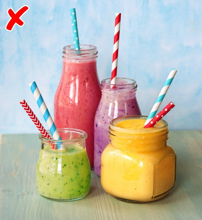 Đừng uống nhiều các thức uống có lượng calo cao như nước trái cây hoặc nước ngọt không làm bạn no bụng lâu mà chỉ khiến bạn tăng cân.