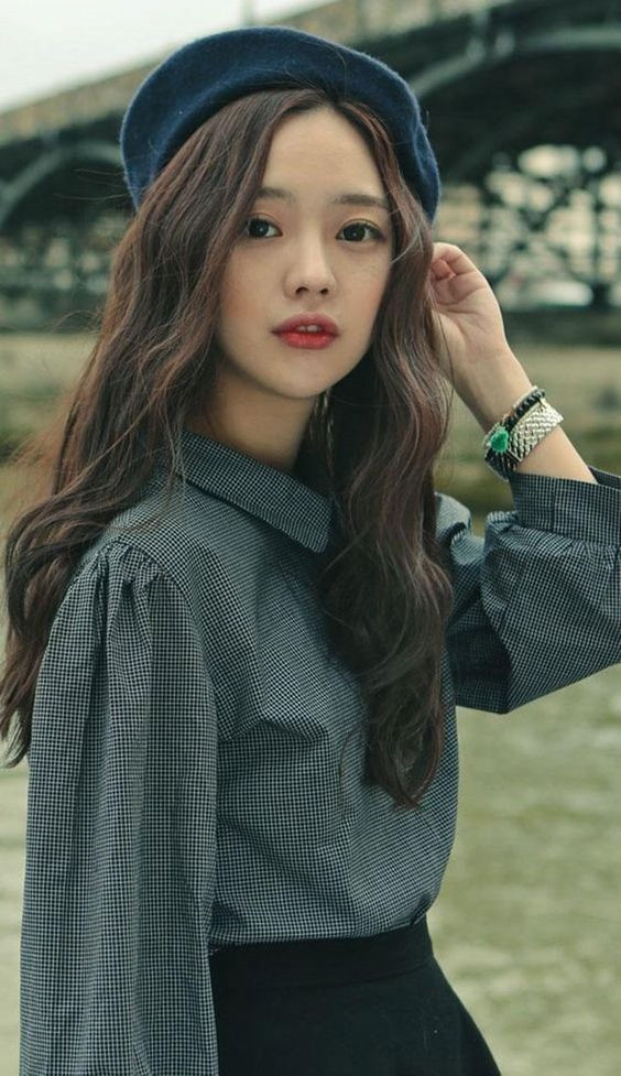 Đây là điểu tóc mang lại vẻ nữ tính cho các bạn nữ. Với ưu điểm là tóc uốn nhẹ và lọn uốn thường cách chân tóc 10 cm đến hết đuôi tóc nên nhìn tóc đẹp tự nhiên và bồng bềnh.