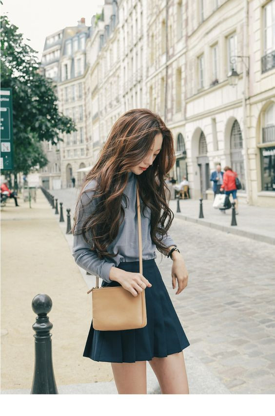 Mái tóc dài giờ đây được cập nhật thêm xu hướng mới, giúp các cô gái làm mới bản thân mà không cần cắt đi mái tóc dài yêu quý.