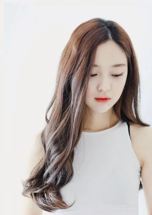 Xu hướng tóc 2018 hướng đến màu tóc đen tự nhiên. Tuy nhiên, phái đẹp cũng nên nhuộm màu nâu sáng, hoặc màu nâu hạt dẻ để giúp mái tóc trông đỡ nặng nề.