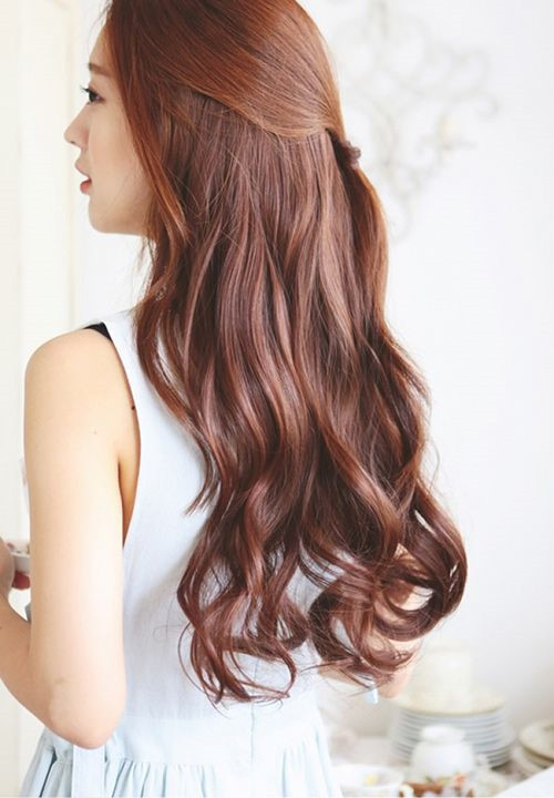 Kiểu tóc sóng nước phù hợp cho cả tóc mỏng và tóc dày. Đối với mái tóc thưa, các cô gái nên để tóc ngang không cắt nhiều tầng trước khi uốn. Ngược lại đối với mái tóc dày và sợi cứng, hãy phục hồi và cắt tỉa gọn gàng cho tóc trước.