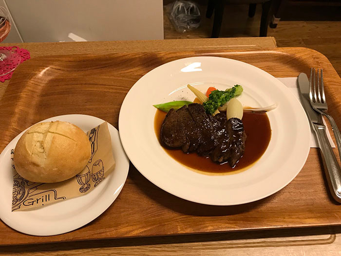 Bánh mì bít tết là món chính.